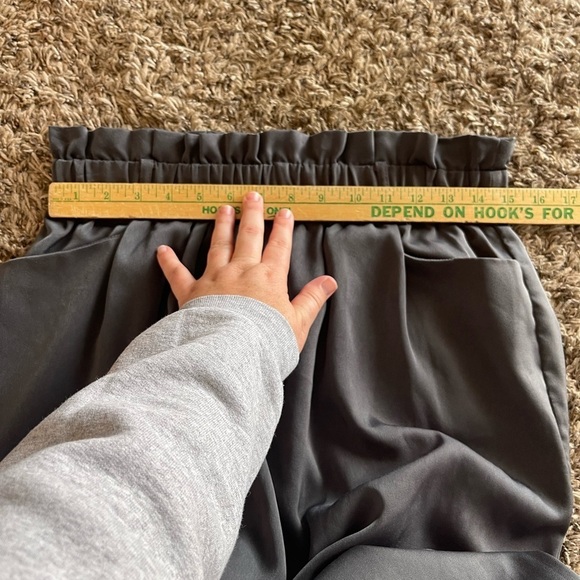 Lulu’s satin gray green paper bag elastic waist cuffed pants - Picture 8 of 9